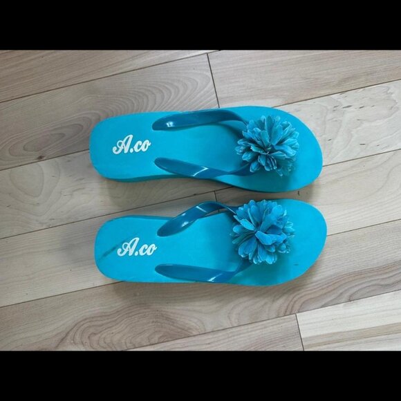 Throwback Y2K platform flip flops by A.co in bright turquoise - Picture 2 of 7